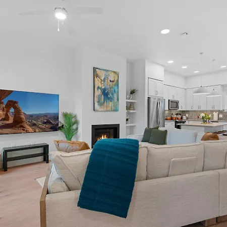 Downtown Lux Townhouse 3Bd 4Ba 2 King Bed, Garage Villa